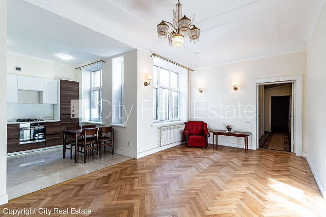 Zeme īpašumā, fasādes māja, renovēta māja, dzīvokļu skaits ēkā  10 gab., mainīts Jumta Rīga - foto 1