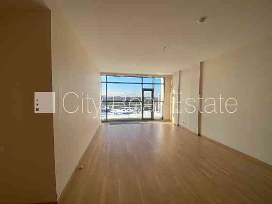 Новостройка, место для машины, лифт, балкон 17 м2, окна выходят на сторону парка, Юрмала