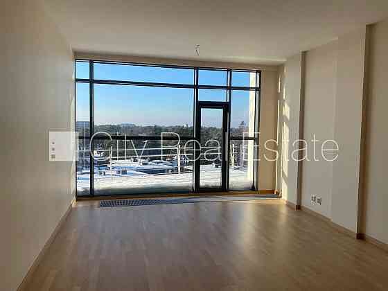 Новостройка, место для машины, лифт, балкон 17 м2, окна выходят на сторону парка, Юрмала