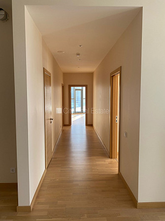 Новостройка, место для машины, лифт, балкон 17 м2, окна выходят на сторону парка, Юрмала - изображение 7