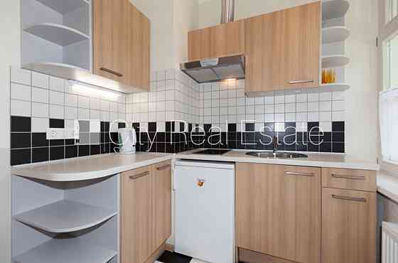 Благоустроенный озеленённый двор, закрытый двор, въездные ворота оснащены Юрмала