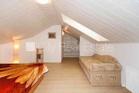 Благоустроенный озеленённый двор, закрытый двор, въездные ворота оснащены Юрмала