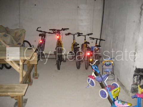 Благоустроенный озеленённый двор, закрытый двор, въездные ворота оснащены Юрмала - изображение 18