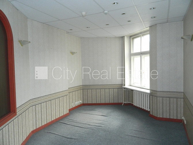 Fasādes māja, ieeja no ielas, kāpņu telpa pēc kosmētiskā remonta, logi vērsti mājas abās Rīga - foto 7