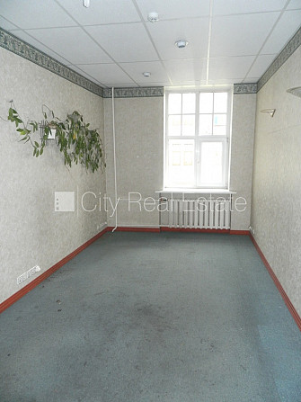 Fasādes māja, ieeja no ielas, kāpņu telpa pēc kosmētiskā remonta, logi vērsti mājas abās Rīga - foto 13