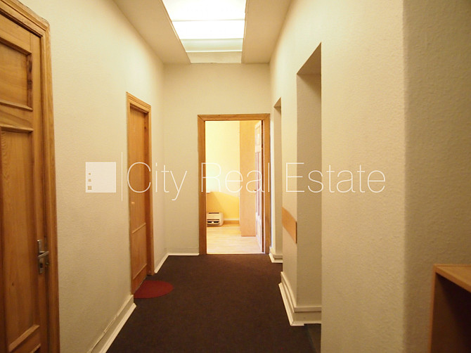 Pagalma māja, renovēta māja, slēgts pagalms, iespēja nomāt autostāvvietu, ieeja no ielas un Rīga - foto 6