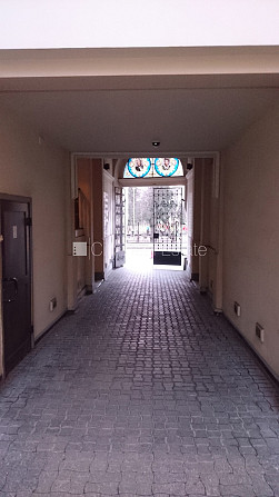 Дом во дворе, реновированный дом, вход с улицы, лестничная клетка после Рига - изображение 13