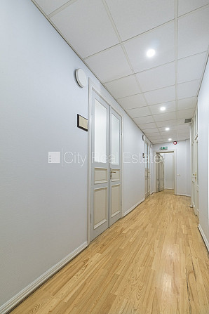 Фасадный дом, вход с улицы, лифт, лестничная клетка после косметического ремонта, Рига - изображение 8