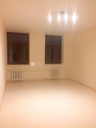 Fasādes māja, renovēta māja, apsargāta teritorija, ieeja no ielas, kāpņu telpa pēc Rīga - foto 3