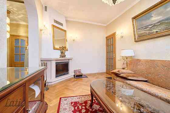 Pārdod elegantu 2-istabu dzīvokli Rīgas vēsturiskā centra ēkā Ģertrūdes ielā. Dzīvoklī ir augsti gri Рига