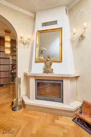 Pārdod elegantu 2-istabu dzīvokli Rīgas vēsturiskā centra ēkā Ģertrūdes ielā. Dzīvoklī ir augsti gri Рига