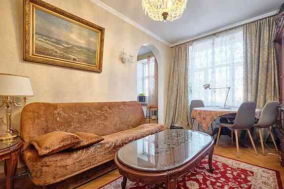 Pārdod elegantu 2-istabu dzīvokli Rīgas vēsturiskā centra ēkā Ģertrūdes ielā. Dzīvoklī ir augsti gri Рига