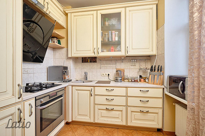 Pārdod elegantu 2-istabu dzīvokli Rīgas vēsturiskā centra ēkā Ģertrūdes ielā. Dzīvoklī ir augsti gri Рига - изображение 5