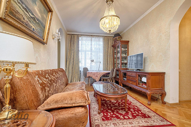 Pārdod elegantu 2-istabu dzīvokli Rīgas vēsturiskā centra ēkā Ģertrūdes ielā. Dzīvoklī ir augsti gri Рига - изображение 1