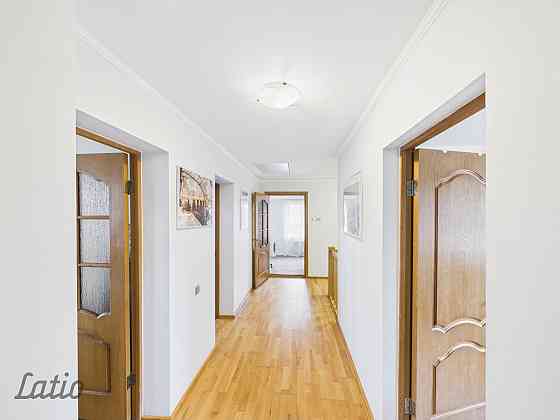 Pārdod plašu ģimenes māju Salaspilī ar pirti un viesu māju
Tiek pārdots pārdomāts un ietilpīgs īpašu Саласпилс