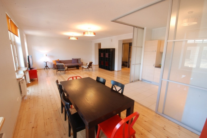 A spacious and bright 3-room apartment in the center of Riga is for sale. The apartment is quiet, wa Рига - изображение 2