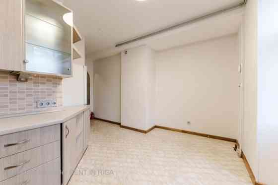 Отремонтированная квартира с 3 комнатами и балконом.  2 изолированные спальни, Рига