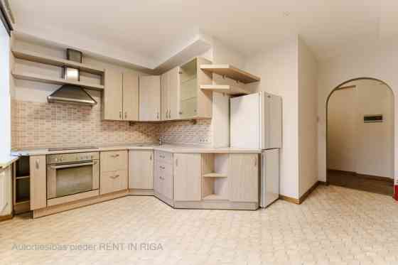 Отремонтированная квартира с 3 комнатами и балконом.  2 изолированные спальни, Рига