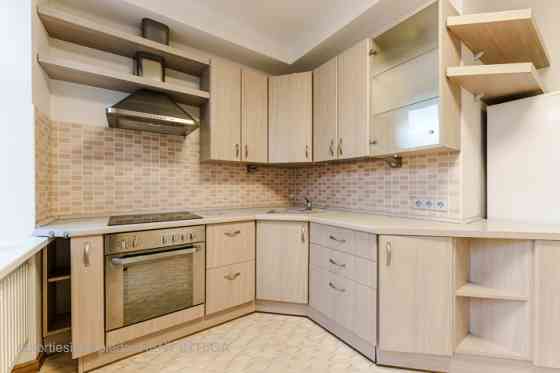 Отремонтированная квартира с 3 комнатами и балконом.  2 изолированные спальни, Рига