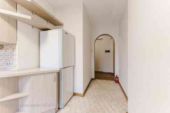 Отремонтированная квартира с 3 комнатами и балконом.  2 изолированные спальни, Рига