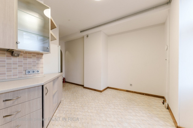 Отремонтированная квартира с 3 комнатами и балконом.  2 изолированные спальни, Рига - изображение 4