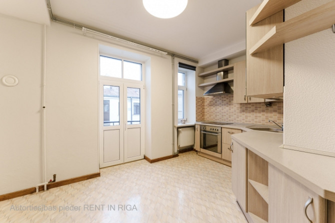 Отремонтированная квартира с 3 комнатами и балконом.  2 изолированные спальни, Рига - изображение 1