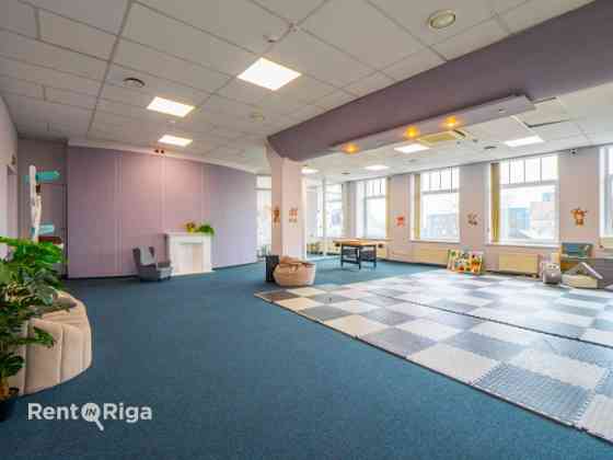 Birojs Pārdaugavā, pretī "Gaismas pils" bibliotēkai.  Platība sastāv no vienas lielas telpas (140 kv Rīga