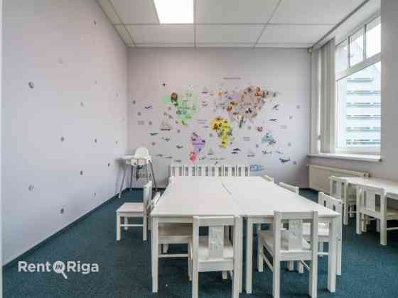 Birojs Pārdaugavā, pretī "Gaismas pils" bibliotēkai.  Platība sastāv no vienas lielas telpas (140 kv Рига