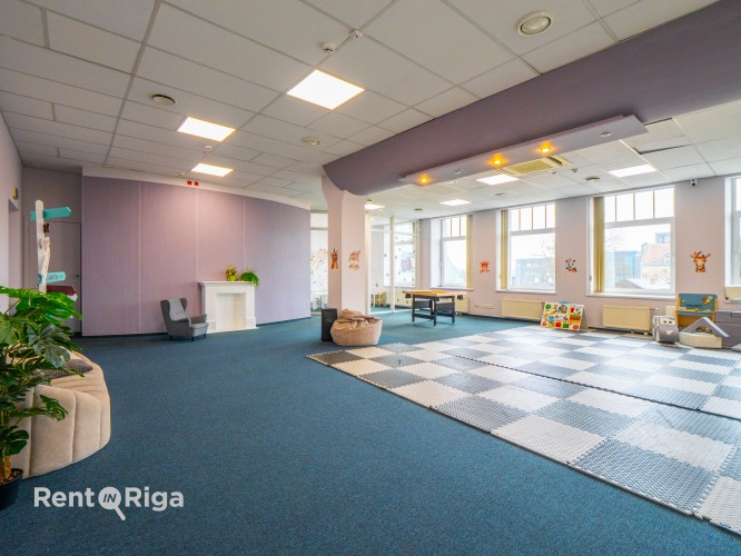 Birojs Pārdaugavā, pretī "Gaismas pils" bibliotēkai.  Platība sastāv no vienas lielas telpas (140 kv Рига - изображение 1