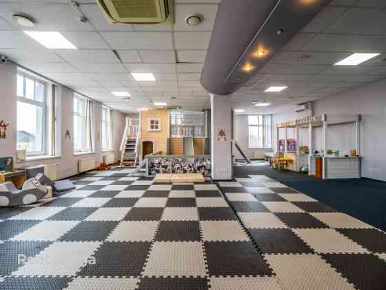 Birojs Pārdaugavā, pretī "Gaismas pils" bibliotēkai.  Platība sastāv no vienas lielas telpas (140 kv Рига