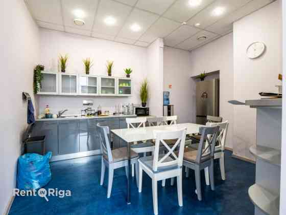 Birojs Pārdaugavā, pretī "Gaismas pils" bibliotēkai.  Platība sastāv no vienas lielas telpas (140 kv Рига