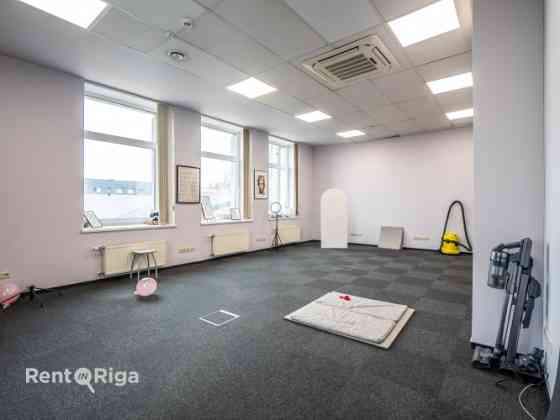 Birojs Pārdaugavā, pretī "Gaismas pils" bibliotēkai.  Birojs sastāv no vienas lielas telpas (44 kvm) Рига