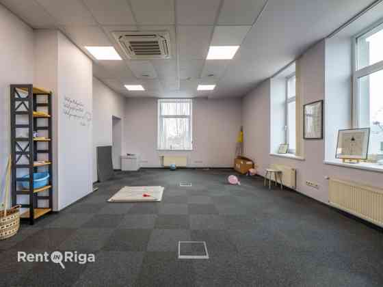 Birojs Pārdaugavā, pretī "Gaismas pils" bibliotēkai.  Birojs sastāv no vienas lielas telpas (44 kvm) Рига