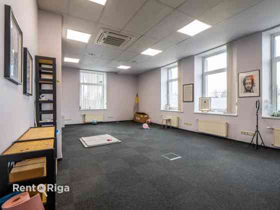 Birojs Pārdaugavā, pretī "Gaismas pils" bibliotēkai.  Birojs sastāv no vienas lielas telpas (44 kvm) Rīga