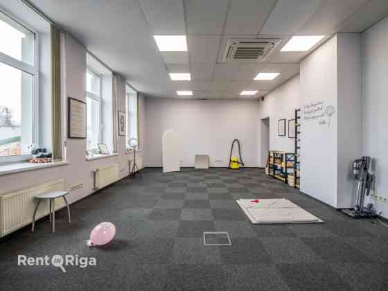 Birojs Pārdaugavā, pretī "Gaismas pils" bibliotēkai.  Birojs sastāv no vienas lielas telpas (44 kvm) Рига