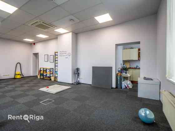 Birojs Pārdaugavā, pretī "Gaismas pils" bibliotēkai.  Birojs sastāv no vienas lielas telpas (44 kvm) Рига