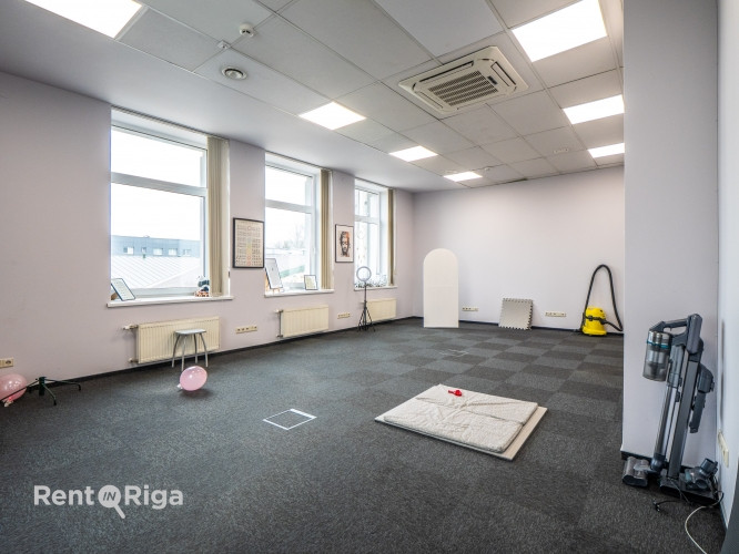 Birojs Pārdaugavā, pretī "Gaismas pils" bibliotēkai.  Birojs sastāv no vienas lielas telpas (44 kvm) Рига - изображение 4