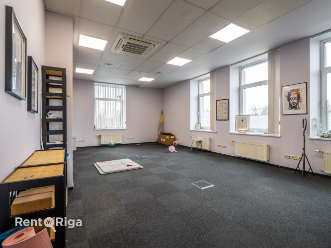 Birojs Pārdaugavā, pretī "Gaismas pils" bibliotēkai.  Birojs sastāv no vienas lielas telpas (44 kvm) Рига - изображение 1