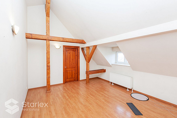 Plašs piecu istabu dzīvoklis trešajā stāvā ar logiem uz pagalmu. Augstie griesti, saglabājušās koka  Рига - изображение 11