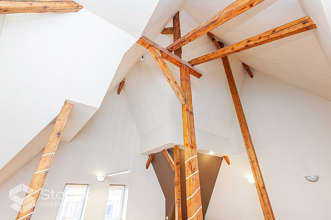 Plašs piecu istabu dzīvoklis trešajā stāvā ar logiem uz pagalmu. Augstie griesti, saglabājušās koka  Рига - изображение 10