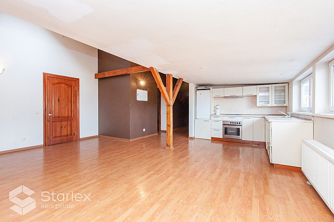 Plašs piecu istabu dzīvoklis trešajā stāvā ar logiem uz pagalmu. Augstie griesti, saglabājušās koka  Рига - изображение 4