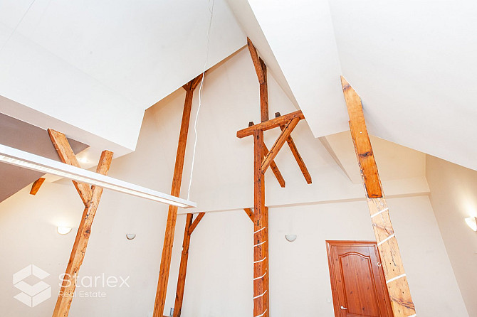 Plašs piecu istabu dzīvoklis trešajā stāvā ar logiem uz pagalmu. Augstie griesti, saglabājušās koka  Рига - изображение 9