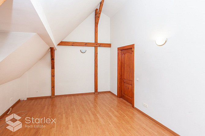 Plašs piecu istabu dzīvoklis trešajā stāvā ar logiem uz pagalmu. Augstie griesti, saglabājušās koka  Рига - изображение 15