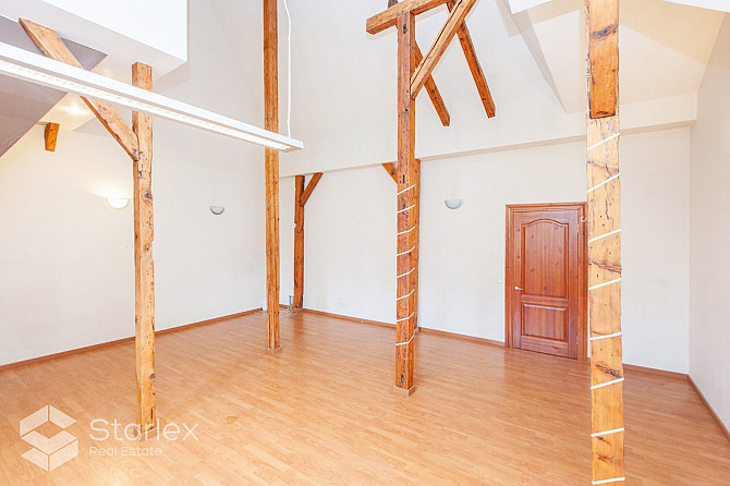 Plašs piecu istabu dzīvoklis trešajā stāvā ar logiem uz pagalmu. Augstie griesti, saglabājušās koka  Рига - изображение 7