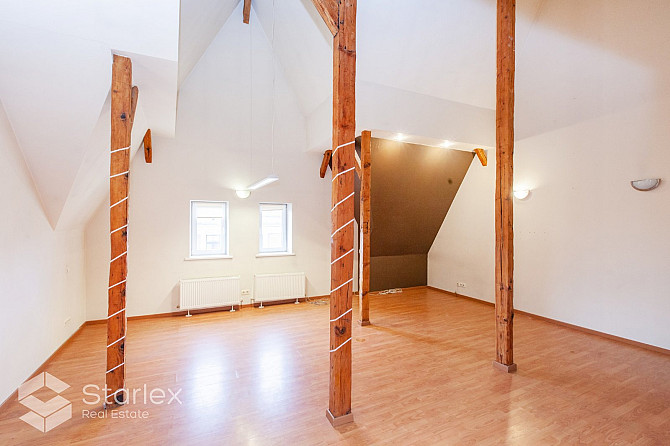 Plašs piecu istabu dzīvoklis trešajā stāvā ar logiem uz pagalmu. Augstie griesti, saglabājušās koka  Рига - изображение 8