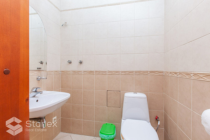 Plašs piecu istabu dzīvoklis trešajā stāvā ar logiem uz pagalmu. Augstie griesti, saglabājušās koka  Рига - изображение 18