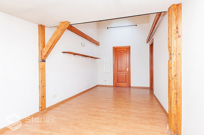 Plašs piecu istabu dzīvoklis trešajā stāvā ar logiem uz pagalmu. Augstie griesti, saglabājušās koka  Рига - изображение 13