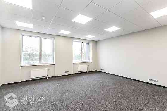 В стоимость аренды включено все. Современное отремонтированное офисное здание Рига