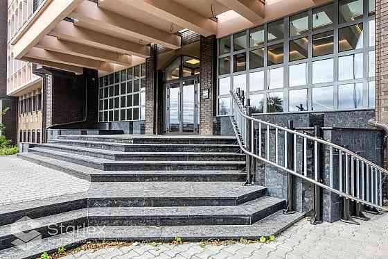 Сдается офис с живописным видом на Даугаву.  Общая площадь 254 м2. Офис расположен Рига