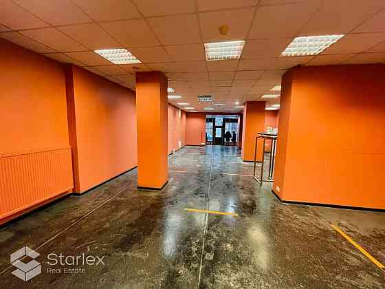 Iznomā tirdzniecības telpas Vecrīgā, Teātrā ielā 12 (Teātra/Vaļņu ielu krustojums).
Fasādes ēka, 1.  Рига